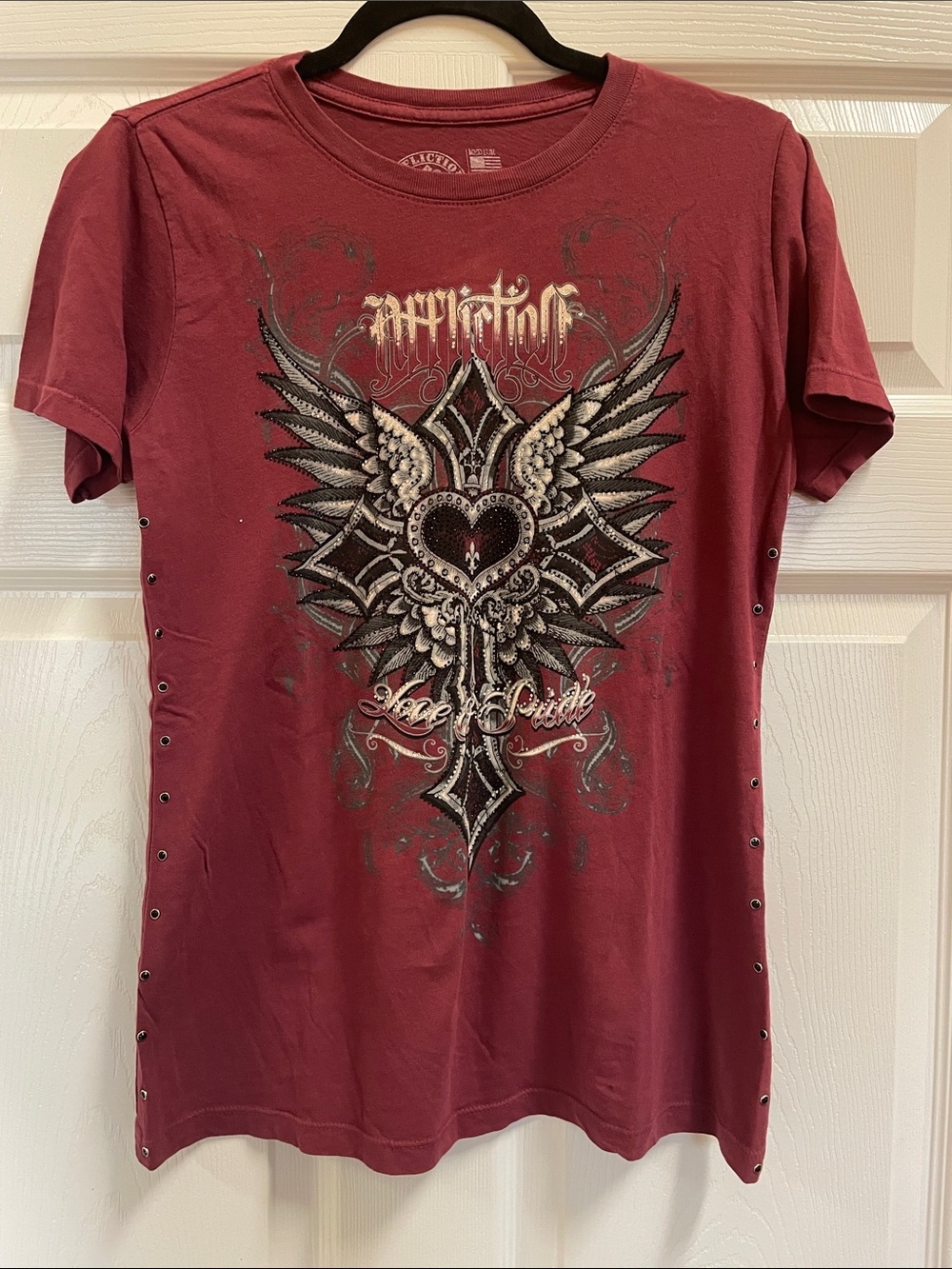 Affliction Women’s Ayelsbury Cottage Tee with Winged Heart & Cross - Gorgeous! M